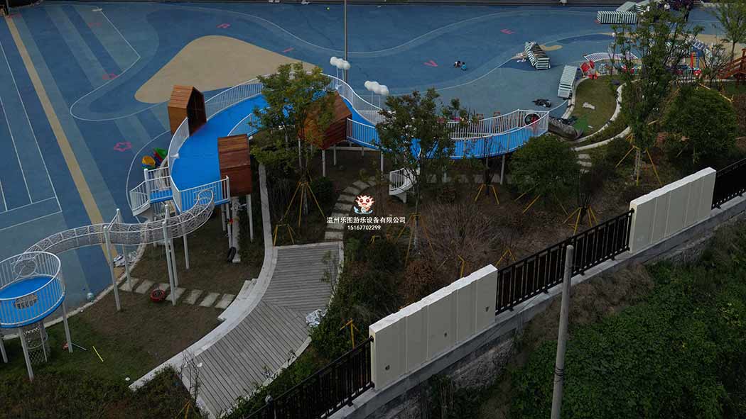 戶外游樂設備