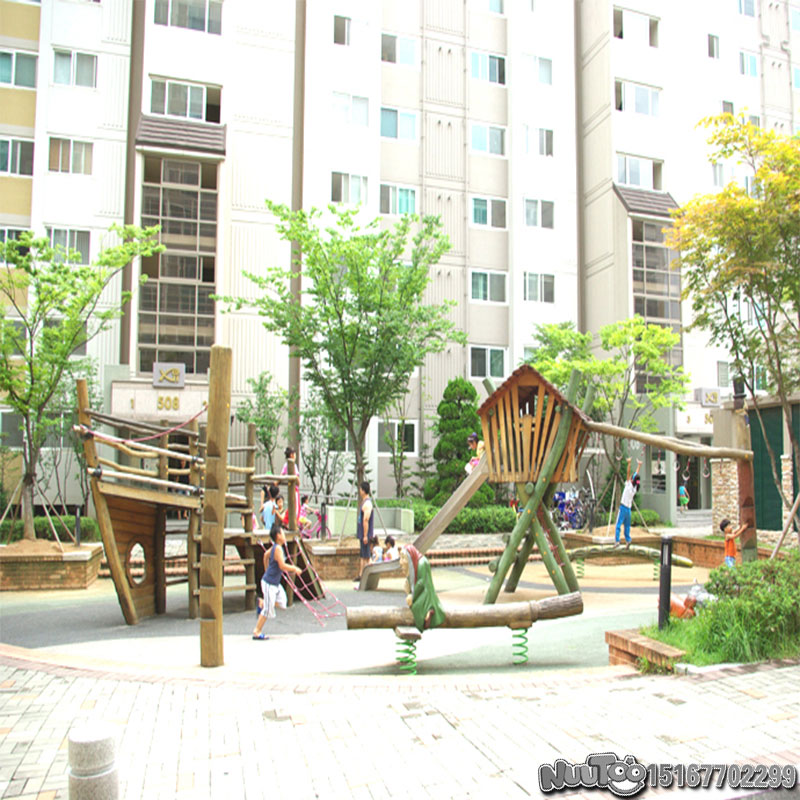 兒童秋千滑梯組合在設(shè)計的時候要注意安全性